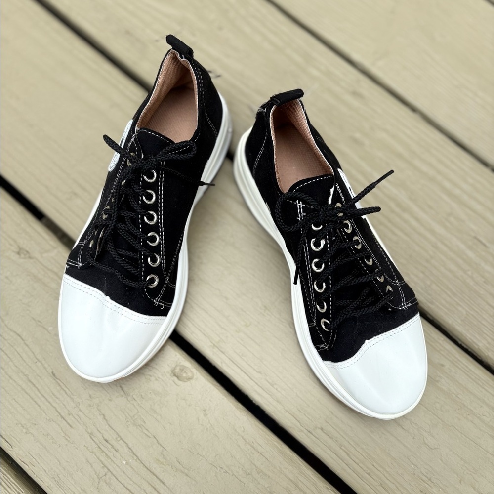 NWOT FASHION CLASSIC Big Girls Black and White Sneakers, Size: 4.5 big girls